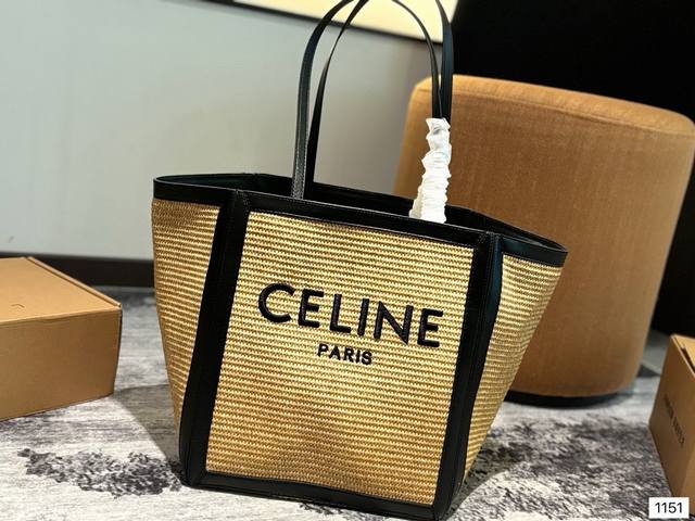 Celine 新一季 真滴美翻啦容量大而轻便，简单利落搭配大logo小设计，出街简直洋气又时髦~ 日常度假出街旅游必备，时髦精秒get♀ 尺寸：27X31X25