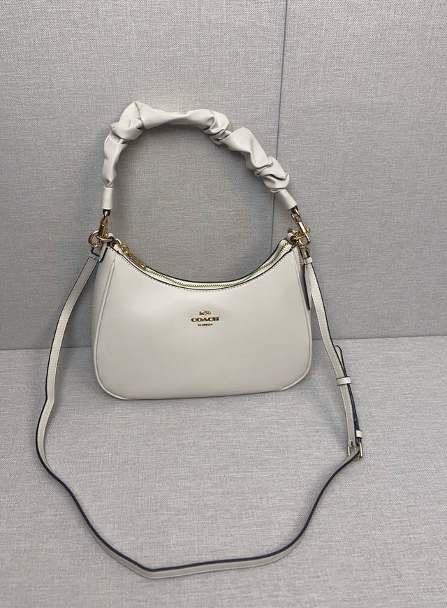 Coach8月新品cu126 Teri Shoulder Bag新设计噢，手提柄是云朵花样的，软软糯糯的，特别舒服。包包还有一根长的肩带，可以斜挎，里侧跟外侧都