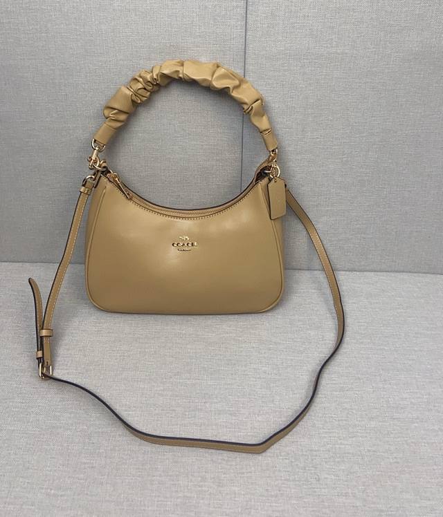 Coach8月新品cu126 Teri Shoulder Bag新设计噢，手提柄是云朵花样的，软软糯糯的，特别舒服。包包还有一根长的肩带，可以斜挎，里侧跟外侧都