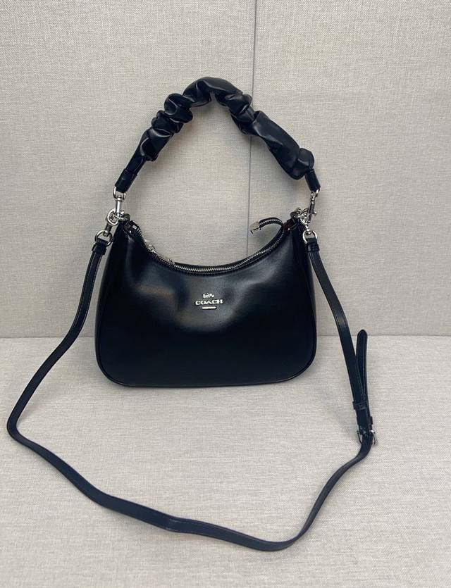 Coach8月新品cu126 Teri Shoulder Bag新设计噢，手提柄是云朵花样的，软软糯糯的，特别舒服。包包还有一根长的肩带，可以斜挎，里侧跟外侧都