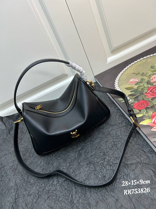 Ysl Camera Supple Bag_饭盒包 这款手袋是一款宽敞的肩包，带有牛皮革底座和柔软的包身。 采用纳帕牛皮革制成，拉链封口，设计感满满的吊床造型，