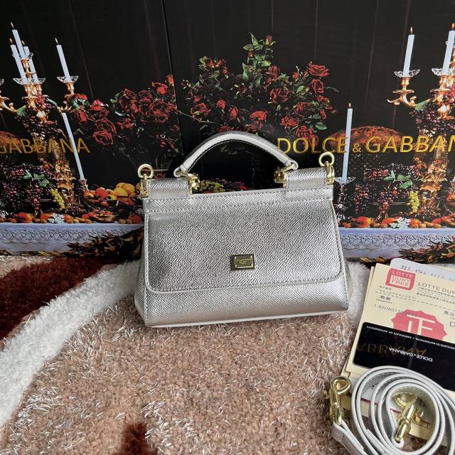 18Cm 款号：4134掌纹 高端货 Dolce & Gabbana 杜嘉班纳 时尚界另一款铂金包 细腻手工制造 经典款 纯色百搭 众多明星的最爱 可斜挎 配镜