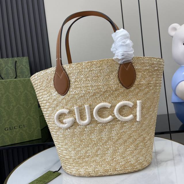 配全套原厂绿盒包装 新品 这款单品出自gucci Lido系列，设计灵感源自意大利海岸的夏日风情和海滩俱乐部。品牌草编配饰以明艳色调和经典图案，为传统材质汇入盎