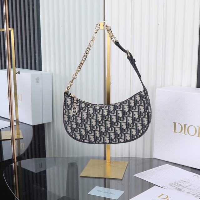 Diorlounge 手袋 月亮包 布兰 这款 Cd Lounge 手袋是二零二三年夏季新品，彰显 Dior 的现代审美与高订风范。采用蓝色 Oblique 印