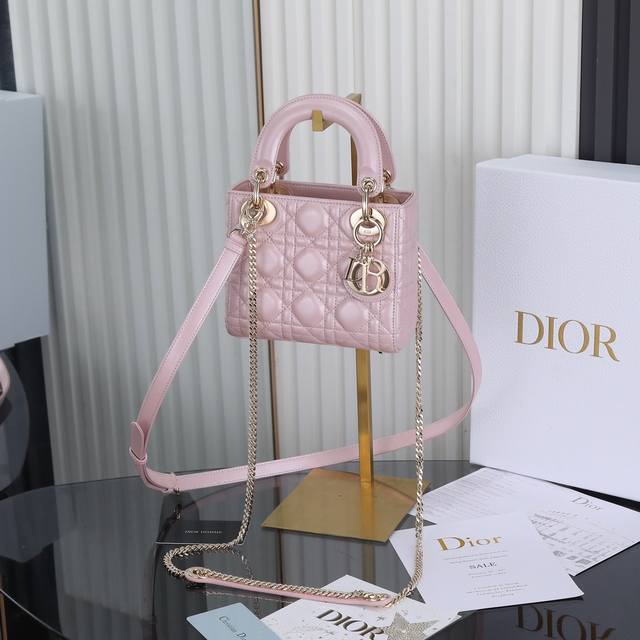 原厂皮配羊绒内里 Lady Dior 三格珠光粉，经典款戴妃包手袋集中体现了 Dior 对典雅和美丽的深刻洞见。精心制作，以藤格纹缉面线打造醒目的绗缝细节，高雅