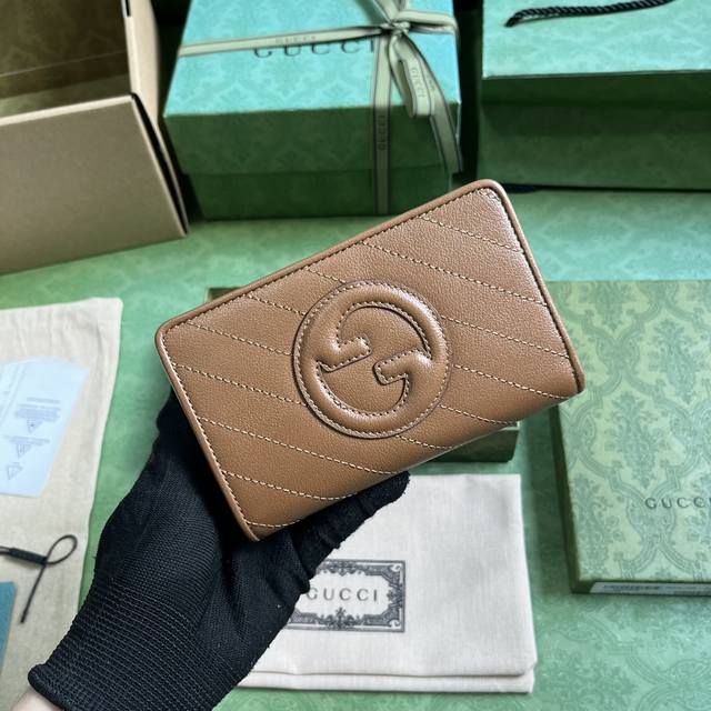 配全套原厂绿盒包装 Gucci Blondie系列钱包。Gucci Blondie系列以品牌颇为大胆的一款图案搭配同色调皮革设计，处处散发着含蓄内敛的气息。该系