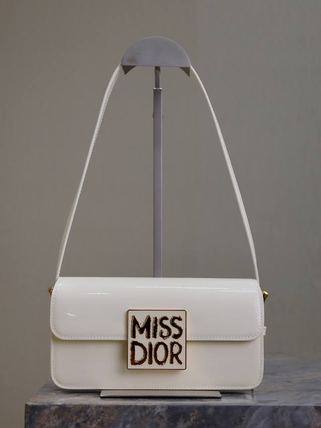 Miss Dior 翻盖手袋 漆皮米白色 这款 Miss Dior 翻盖手袋于迪奥二零二四秋冬成衣系列发布秀上全新亮相，重新诠释 Dior 经典款式的现代优雅气