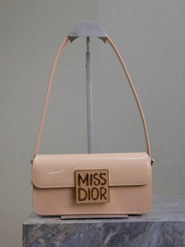 Miss Dior 翻盖手袋 漆皮杏色 这款 Miss Dior 翻盖手袋于迪奥二零二四秋冬成衣系列发布秀上全新亮相，重新诠释 Dior 经典款式的现代优雅气质