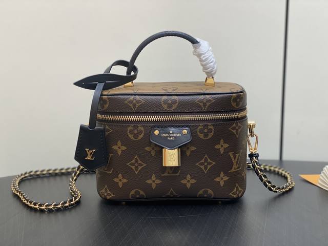 原单精品 M47128老花 链条包化妆包系列 Vanity 小号手袋 Nicolas Ghesquière 为路易威登旅行传承奏响摩登乐章，以 Monogram