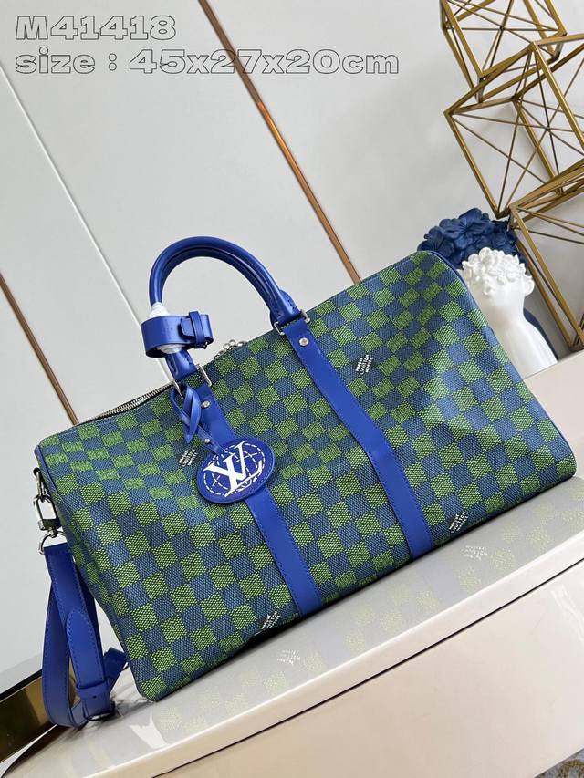 顶级原单 独家实拍 M41418绿格 这款经典的keepall 45手袋采用damier Graphite帆布制成，大小为手提行李尺寸。 特有浑圆的皮革手柄和可