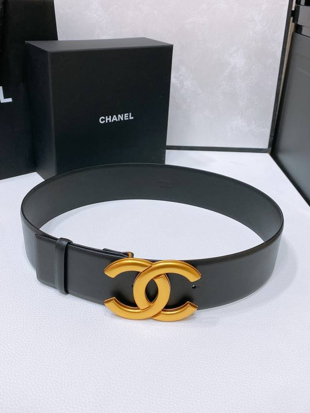 小香chanel 顶级高端版本走秀款腰封出货，复古金扣 双面进口小牛皮腰带 简约 经典 手感柔软 5.5Cm宽度，