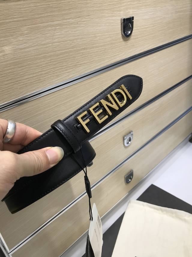 Fendi 双面意大利进口头层小牛皮，搭配真空电镀亮面字母纯铜扣，官网新款，专柜有售，市场顶级品质，支持验货 配送全套专柜包装，宽度 3.5Cm