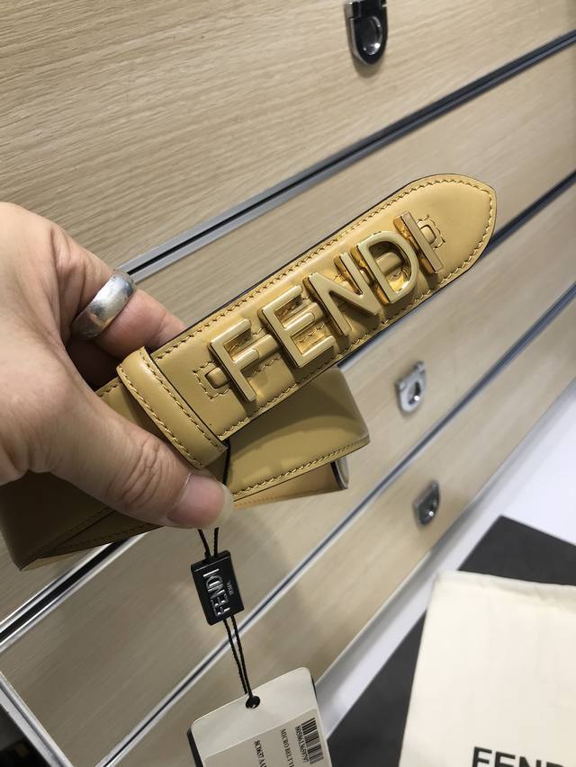 Fendi 双面意大利进口头层小牛皮，搭配真空电镀亮面字母纯铜扣，官网新款，专柜有售，市场顶级品质，支持验货 配送全套专柜包装，宽度 3.5Cm