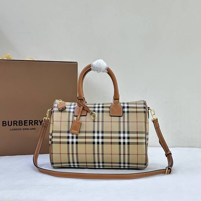 特惠 B家中号枕头包，立挺设计，装饰 Burberry 格纹，搭配皮革裹覆挂锁和行李吊牌。30 X 15 X 21Cm.顶部皮革提柄.可拆可调式肩背带.拉链开合