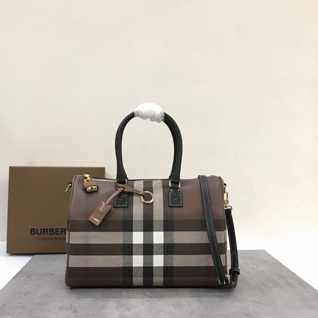 特惠 B家中号枕头包，立挺设计，装饰 Burberry 格纹，搭配皮革裹覆挂锁和行李吊牌。30 X 15 X 21Cm.顶部皮革提柄.可拆可调式肩背带.拉链开合