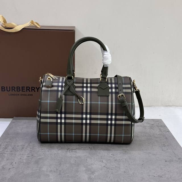 特惠 B家中号枕头包，立挺设计，装饰 Burberry 格纹，搭配皮革裹覆挂锁和行李吊牌。30 X 15 X 21Cm.顶部皮革提柄.可拆可调式肩背带.拉链开合