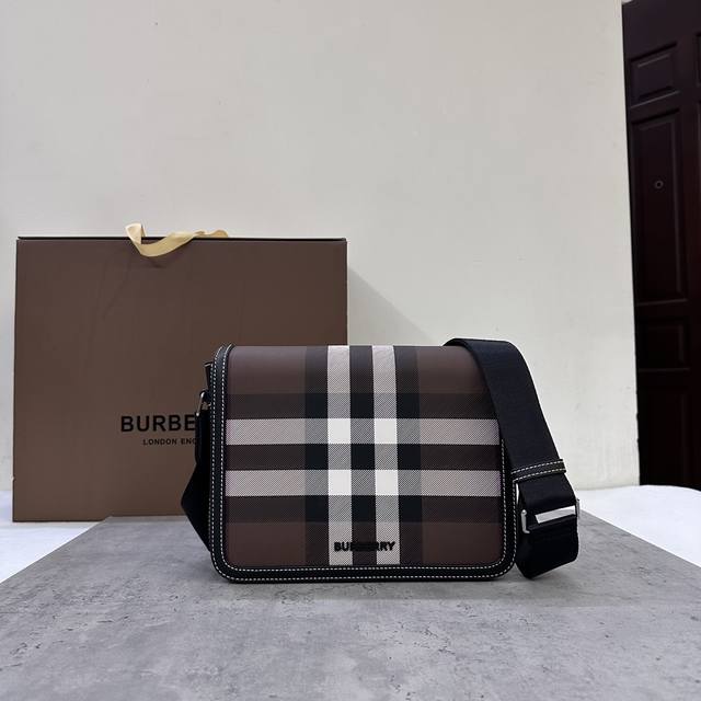 特惠 B家信使包 精致立挺设计，装饰 Burberry 格纹，搭配皮革边饰和品牌徽标。25.5 X 6.5 X 21.5Cm可调式肩背带.1个外插袋；1个内插袋