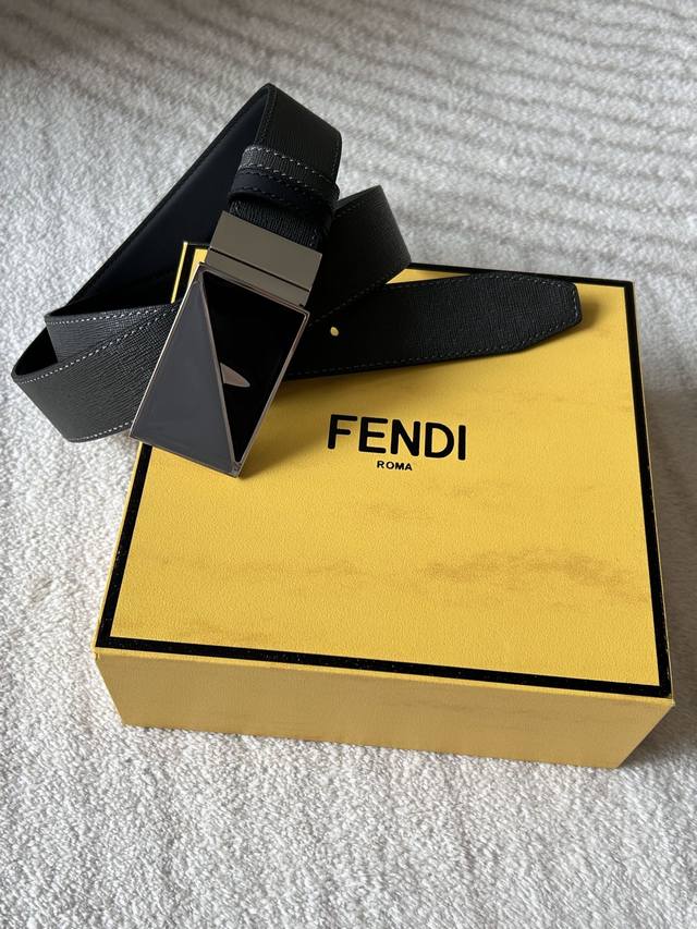 Fendi 意大利进口头层十字纹牛皮配平纹底，搭配真空电镀珐琅旋转纯铜扣，经典款式，专柜有售，市场顶级品质，支持验货 配送全套专柜包装，宽度 3.4Cm