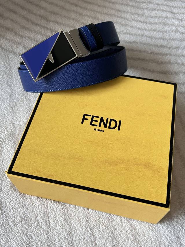 Fendi 意大利进口头层十字纹牛皮配平纹底，搭配真空电镀珐琅旋转纯铜扣，经典款式，专柜有售，市场顶级品质，支持验货 配送全套专柜包装，宽度 3.4Cm