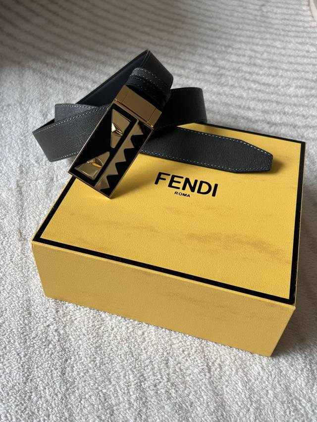 Fendi 意大利进口头层十字纹牛皮配平纹底，搭配真空电镀珐琅旋转纯铜扣，经典款式，专柜有售，市场顶级品质，支持验货 配送全套专柜包装，宽度 3.4Cm