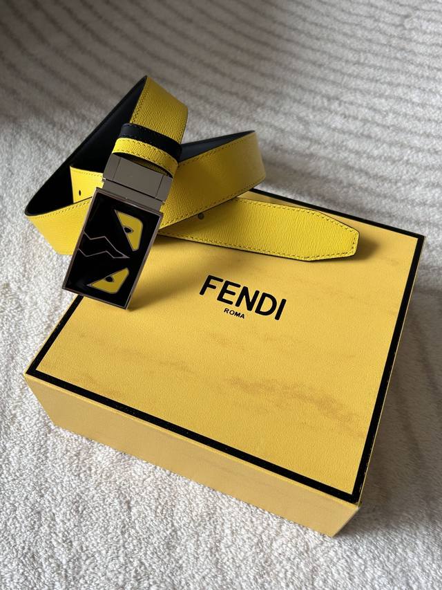 Fendi 意大利进口头层十字纹牛皮配平纹底，搭配真空电镀珐琅旋转纯铜扣，经典款式，专柜有售，市场顶级品质，支持验货 配送全套专柜包装，宽度 3.4Cm