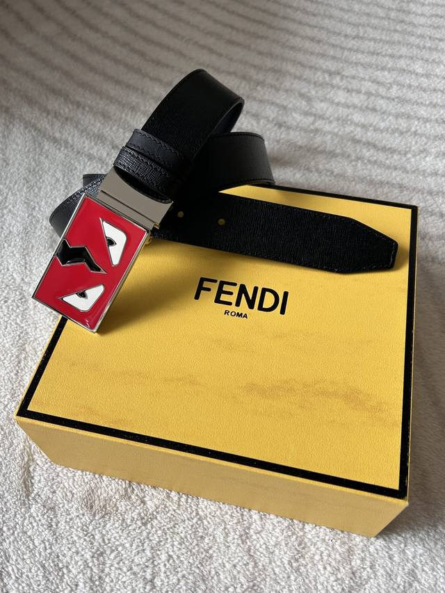 Fendi 意大利进口头层十字纹牛皮配平纹底，搭配真空电镀珐琅旋转纯铜扣，经典款式，专柜有售，市场顶级品质，支持验货 配送全套专柜包装，宽度 3.4Cm