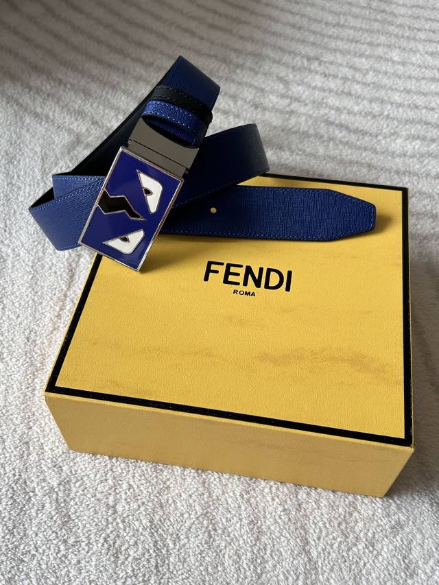 Fendi 意大利进口头层十字纹牛皮配平纹底，搭配真空电镀珐琅旋转纯铜扣，经典款式，专柜有售，市场顶级品质，支持验货 配送全套专柜包装，宽度 3.4Cm