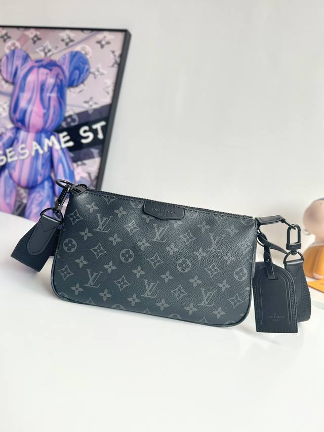 海外原单m11741独家实拍！本款 Pochette Accessoire Xl 手袋取材 Monogram Eclipse 涂层帆布，以俊朗笔触重绎 1990