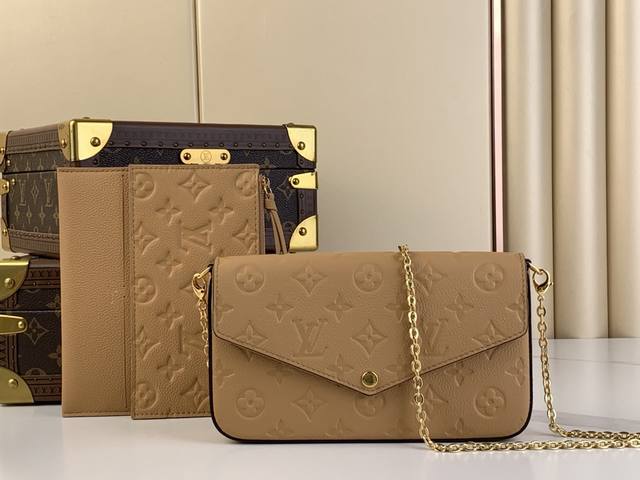 出厂价 Pochette Félicie 链条包 M64065 61276 杏色 Pochette Félicie 链条包为 Monogram Empreint