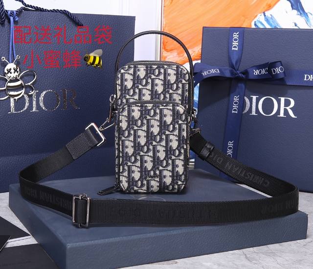 配送礼品袋小蜜蜂 顶级原单品质[福][福] 这款手拿包饰以 Dior 标志性的 Oblique 印花。结合使用黑色粒面牛皮革与米色和黑色印花帆布，饰以“Dior