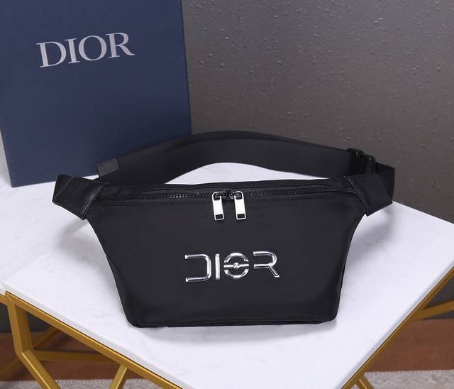 火遍全球的dior.空黑腰包出 不得不说的dior的 New Logo ，由空山基设计的独家logo，真的是超好看，有种未来主义的感觉，复古潮流当道，腰包也是火