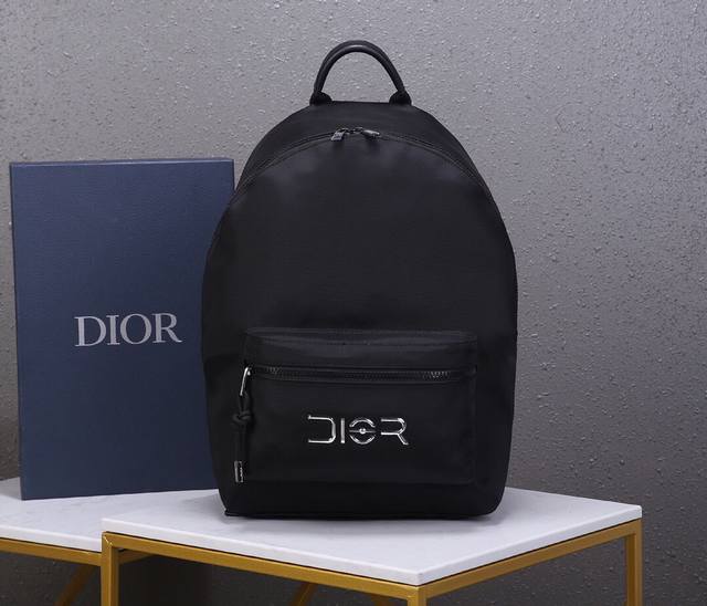 火遍全球的dior.空黑背包 不得不说的dior的 New Logo ，由空山基设计的独家logo，真的是超好看，有种未来主义的感觉，复古潮流当道，回头率不是一