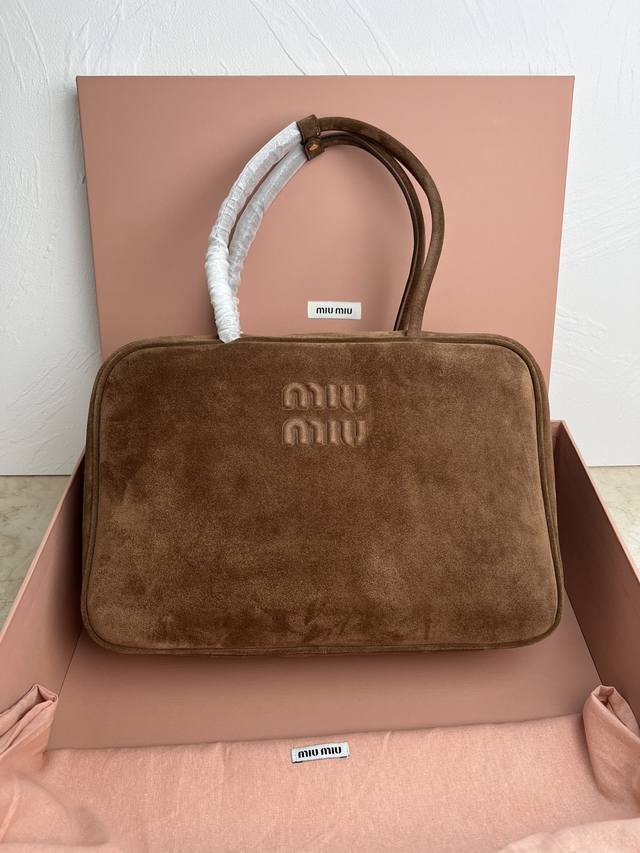 Bb117 Miumiu新品公文包，今年的各大品牌都采用的时尚元素全新鹿绒皮，火爆全网，帆布衬里，这款包包很酷，定格精致的多功能设计，融合男装和女装元素，随性慵