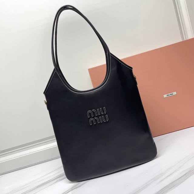 全皮 伊势丹限定款腋下包 9月于isetan Popup 推出的限定版，“Ivy Miu”系列，Momo 和三吉彩花都有上身。横版包型显得可爱慵懒有气质，Log