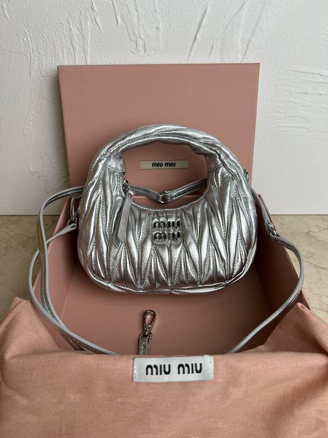 Miumiu新品迷你miuwander手袋，采用进口小羊皮经典品牌标志性matelasse纹理绣花，复古磨砂五金，利用圆孤的曲线，保留了应有的俏皮感，包型整体硬