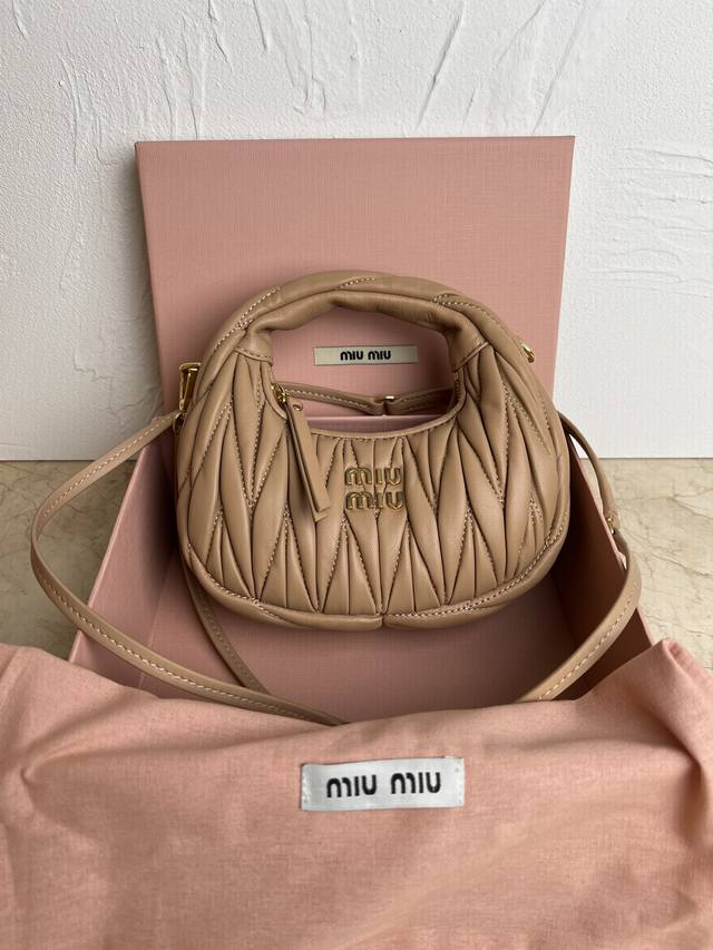 Miumiu新品迷你miuwander手袋，采用进口小羊皮经典品牌标志性matelasse纹理绣花，复古磨砂五金，利用圆孤的曲线，保留了应有的俏皮感，包型整体硬