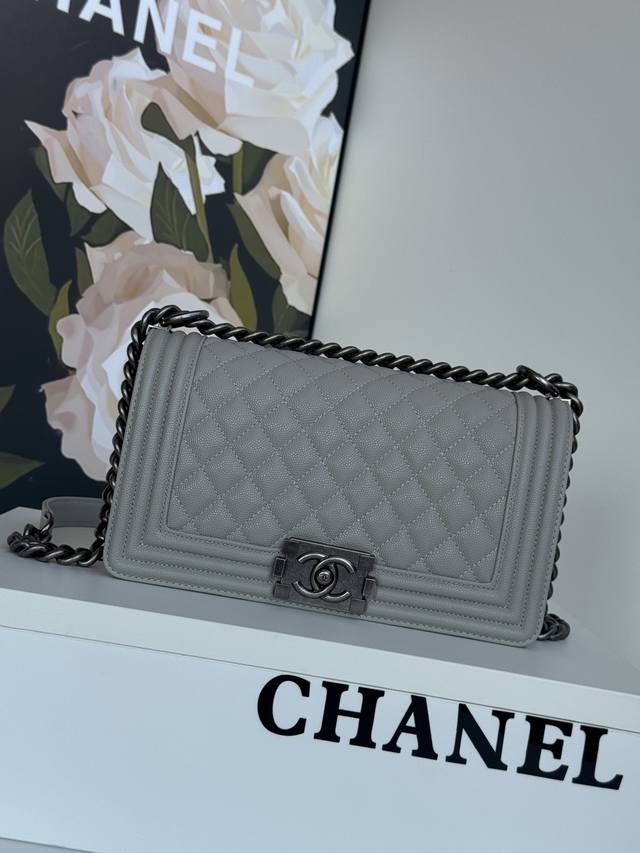 67086细球纹 Chanel 经典爆款 67086 Leboy系列 进口细球纹小牛皮，实物颜色非常漂亮 ，原厂进口24K真金电镀五金，尺寸:25Cm