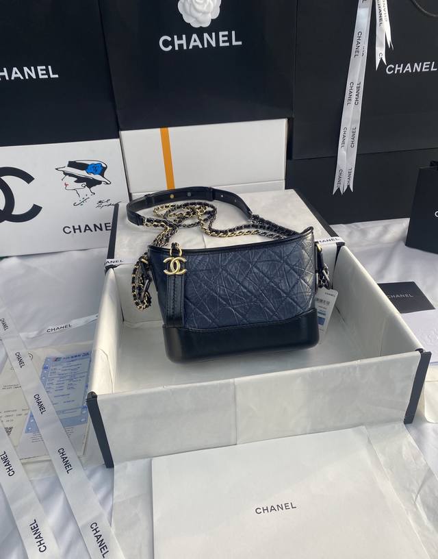 Chanel：流浪包 ： 材质：复古小牛皮、光滑小牛皮，金色金属、银色金属与钌色金属 颜色：黑 尺寸：15×20×8Cm 造型编号：A91810 官网： P36