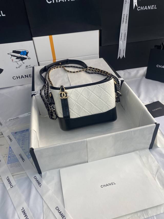 Chanel：流浪包 ： 材质：复古小牛皮、光滑小牛皮，金色金属、银色金属与钌色金属 颜色：黑 尺寸：15×20×8Cm 造型编号：A91810 官网： P36