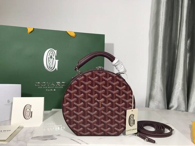 正品级 Goyard Alto 圆盒包也是个帽盒包 Alto 包是极具代表性的经典帽盒包且结合了goyard箱具制作工艺的精髓：白杨木质框架、圆形小牛皮手柄、闭