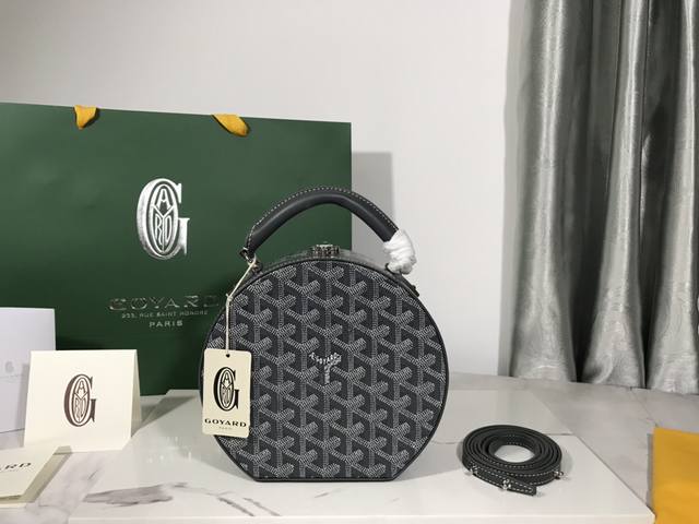 正品级 Goyard Alto 圆盒包也是个帽盒包 Alto 包是极具代表性的经典帽盒包且结合了goyard箱具制作工艺的精髓：白杨木质框架、圆形小牛皮手柄、闭