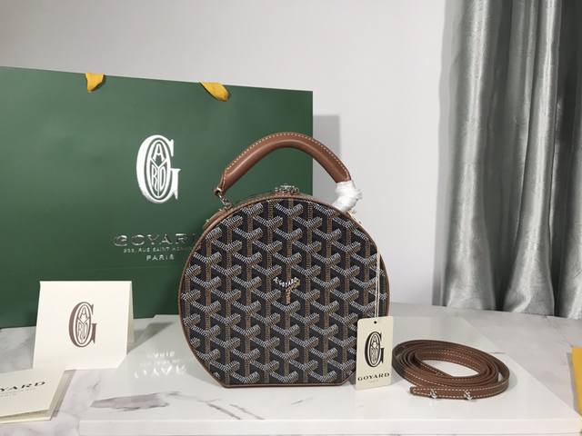 正品级 Goyard Alto 圆盒包也是个帽盒包 Alto 包是极具代表性的经典帽盒包且结合了goyard箱具制作工艺的精髓：白杨木质框架、圆形小牛皮手柄、闭