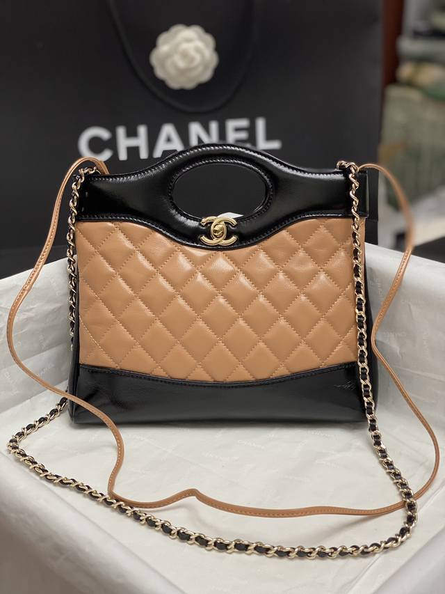 Chanel23A 王炸mini31Bag As4133时尚代表 31Bag经典再现 油腊皮皮质，容量也实用感人一包多背没问题22X23X5.5Cm