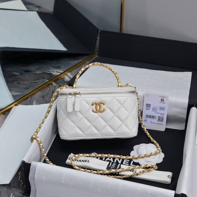 Chanel 24S 字母编织手柄长盒子 金属logo 拼接浮雕镶彩钻大双c手把 小羊皮经典菱格 自带化妆镜 内容量满满 单肩斜挎手拎多用小包 时尚百搭 A 尺