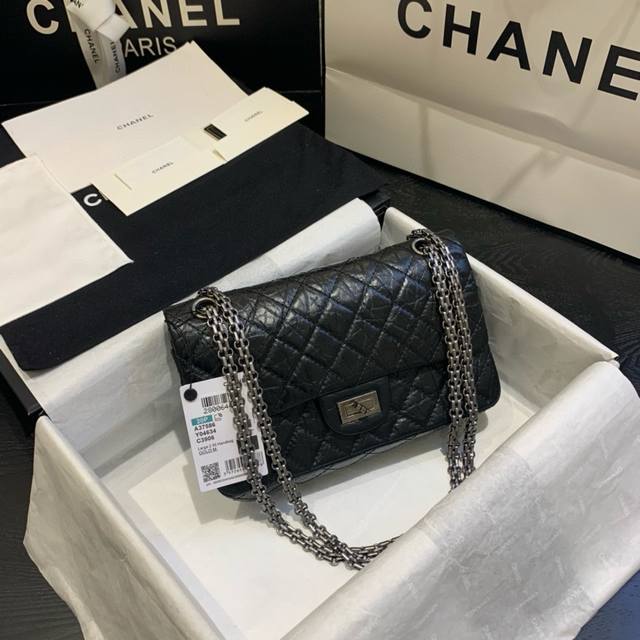 品牌:Chanel型号:A225 简介:原单质量，经典之作，华丽与气质的前沿，是你意想不到的尊贵。皮种:原单进口小牛皮，五金:原版五金配制尺寸:25Cm