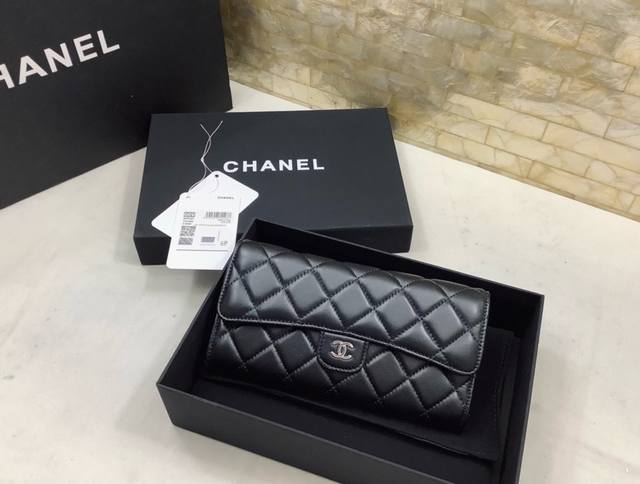 Chanel 进口原版羊皮经典金 银 扣 两折按扣钱包，双c Logo已经成为一种时尚界的骄傲，也是这个地球上女人最想拥有的品牌之一！型号：80758 尺寸：1