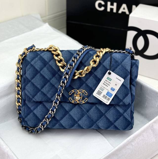 Chanel ：：型号as1161#：小号1160#：尺寸：30Cm：小号26Cm：年新色：秋冬款，绒布系列：这款包简直是小香一切经典元素的结合，小香迷菱格纹、