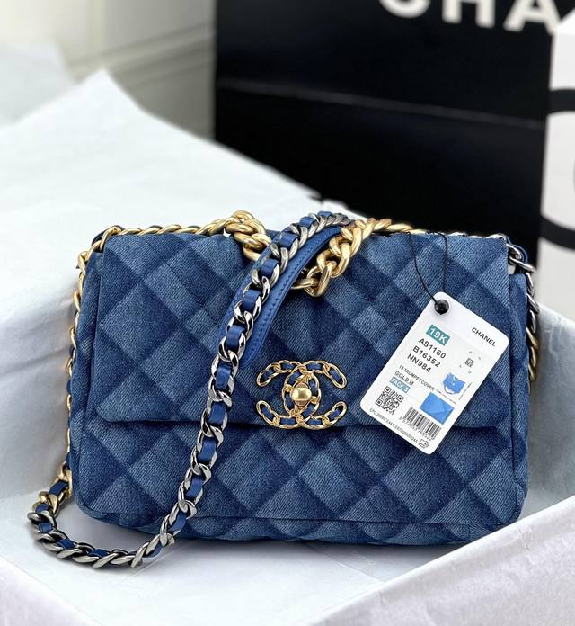 Chanel ：：型号as1161#：小号1160#：尺寸：30Cm：小号26Cm：年新色：秋冬款，绒布系列：这款包简直是小香一切经典元素的结合，小香迷菱格纹、