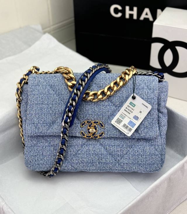 Chanel ：：型号as1161#：小号1160#：尺寸：30Cm：小号26Cm：年新色：秋冬款，绒布系列：这款包简直是小香一切经典元素的结合，小香迷菱格纹、