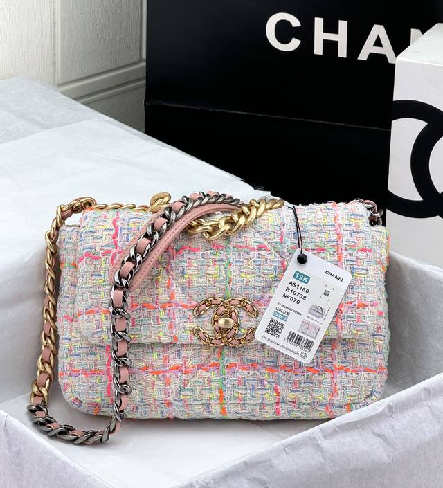 Chanel ：：型号as1161#：小号1160#：尺寸：30Cm：小号26Cm：年新色：秋冬款，绒布系列：这款包简直是小香一切经典元素的结合，小香迷菱格纹、